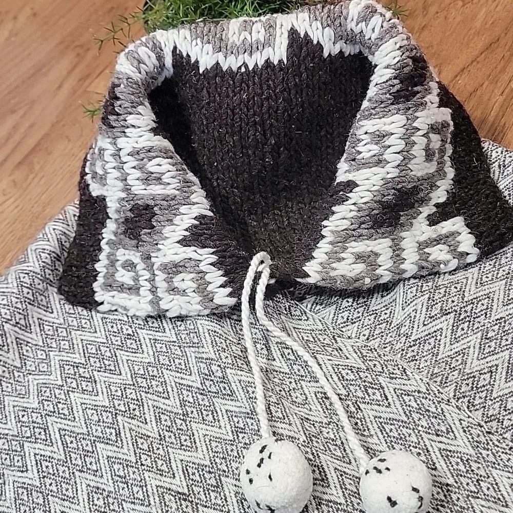 Loomed Wool & Cowhican Sweater Cape from South America - Picture 7 of 11